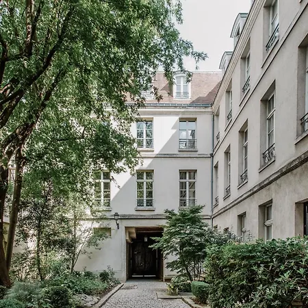Beautiful Parisian Full Of Light Paříž