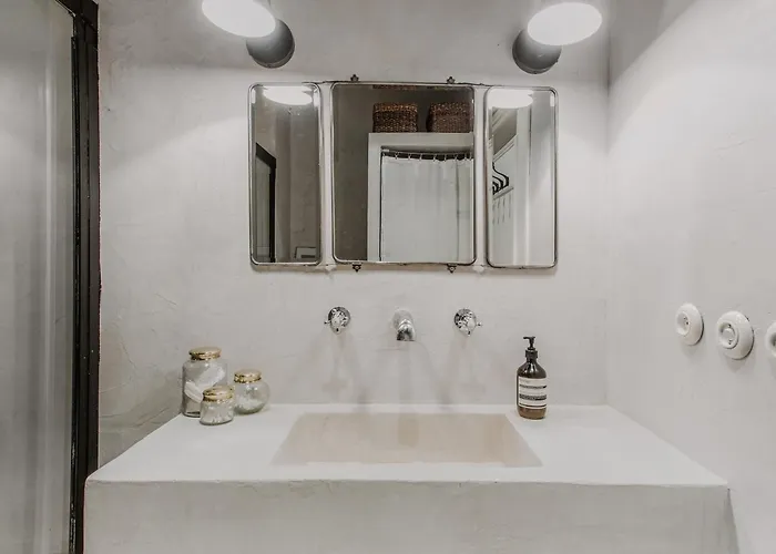 Beautiful Parisian Full Of Light פריז