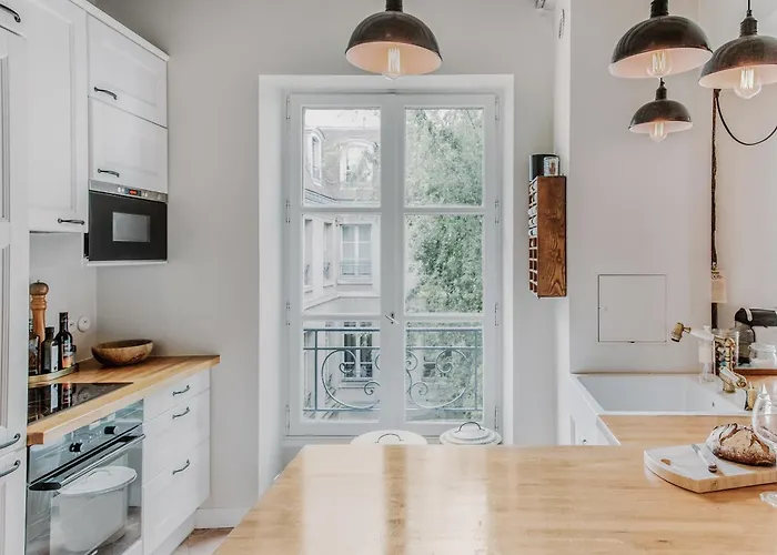 Beautiful Parisian Full Of Light * פריז