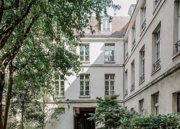 Beautiful Parisian Full Of Light פריז