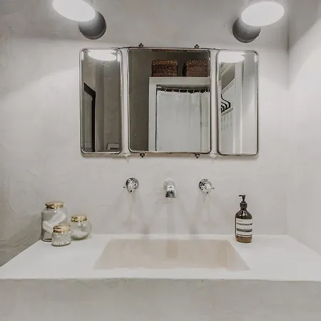 Beautiful Parisian Full Of Light París